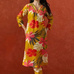 QSH Women Floral Printed V-Neck Regular A-Line Kurta with Trousers-picture-25