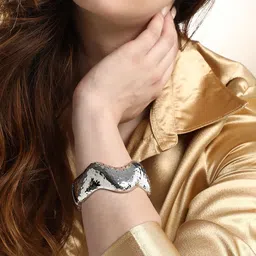 SOHI Silver-Plated The Dented-Wave Bangle-Style Bracelet image 4