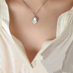V FASHION JEWELLERY Silver-Plated Oval Pendant with Chain-image-7