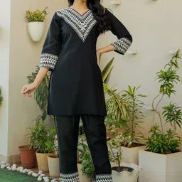 HOUSE OF JAMOTI Women Embroidered V-Neck Tunic and Trousers Co-Ords-picture-30