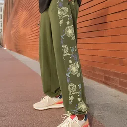 Kook N Keech Men Indie Street Aesthetics Floral Printed Baggy Cotton Terry Joggers-image-31