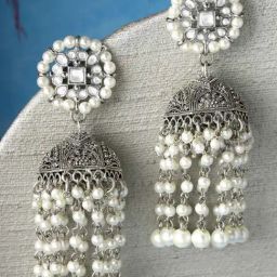 Karatcart Oxidized Silver Pearl Studded Kundan Jhumki Earrings for Women-12