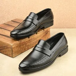 SERVER Men Textured Formal Loafers-image-87