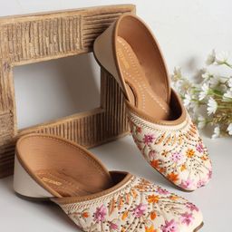 FEET RUNNER Women Embellished Mojaris Flats-image-77