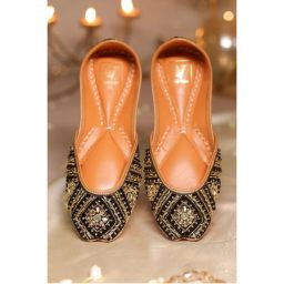 House of Vian Eshel Black Embroidered Juttis-picture-11