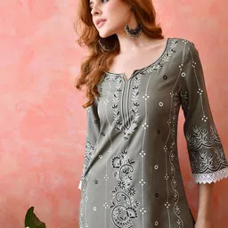 Bhuja Women Floral Printed Daily Straight Kurta-picture-3