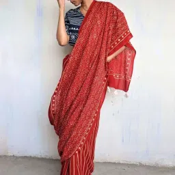 Chidiyaa Maroon Block Printed Cotton Mul Saree - God image 2
