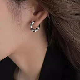 FIMBUL Set Of 2 Rhodium-Plated Textured Circular Shaped Hoop Earrings image 4