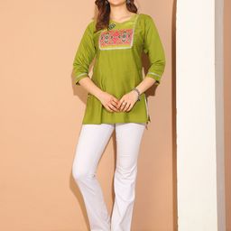 Rajnandini Geometric Yoke Design V-Neck Kurti image 2
