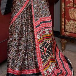 Vardha Black & Red Printed Saree With Unstitched Blouse image 4