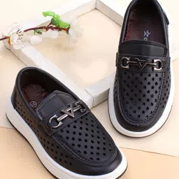 Cute Walk by Babyhug Slip on Loafers with Star Design - Black-picture-44