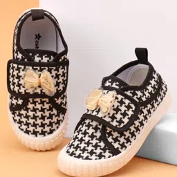 Cute Walk by Babyhug Velcro Closure Casual Shoes With Bow Applique - Black-picture-38