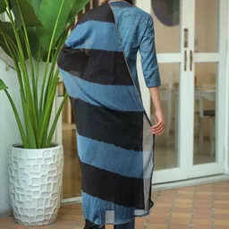 Aaghnya Abstract Printed V-Neck Thread Work Kurta with Trousers & Dupatta image 5