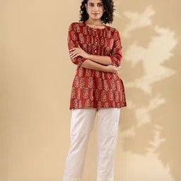 Do Dhaage Floral Printed Pleated A-Line Kurti-image-11