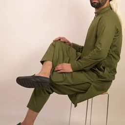 Baraqah Men Regular Kurta with Trousers image 4
