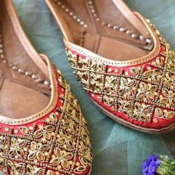 Scentra Women's Red Ethnic Juttis-image-11