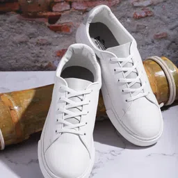Roadster Women Round Toe Sneakers-23