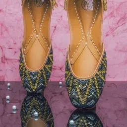 NR by Nidhi Rathi Women's Grey Ethnic Juttis-image-91