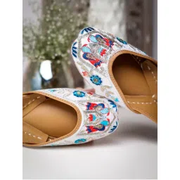GLAM STORY Women Gulbahar White Embroidered Ethnic Punjabi Jutti-picture-26