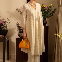 HOUSE OF INARI Embroidered V Neck Kurta With Trousers Co-Ords Set-image-46