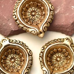 Indianshelf Set Of 3 Textured Brass Pooja Diyas-14