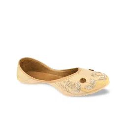 DESI COLOUR Women Gold-Toned Embellished Mojaris-image-94