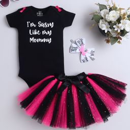 TINY MINY MEE Elastane Knit Half Sleeves I M Sassy Like My Mommy Text Printed Onesie With Bow Applique Detailed Tutu Skirt & Headband - Black-image-79
