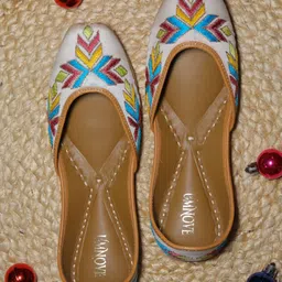 UMNOVE Women Embellished Ethnic Mojaris Flats-picture-41