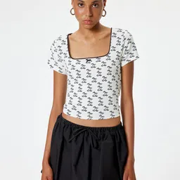 Koton Women Printed V-Neck Pockets Slim Fit T-shirt-image-50