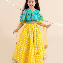 Pspeaches Short Sleeves Leheriya Design Choli With Floral Motif Block Print & Latkan Detailed Pom Pom Laced Contrast Lehenga With Dupatta - Blue Yellow-image-5