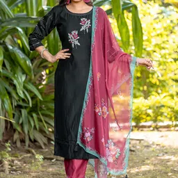 MITTOO Women Ethnic Motifs Embroidered Regular Thread Work Kurta with Trousers & With Dupatta-12