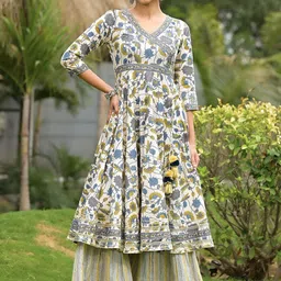 Divena Floral Printed V-Neck Three-Quarter Sleeves Angrakha Pure Cotton Kurta Set-picture-4