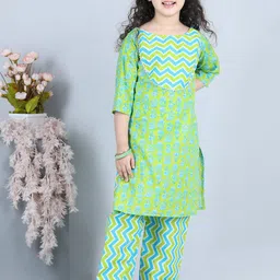 Aj DEZInES Girls Chevron Printed Regular Pure Cotton Kurta With Trousers-picture-19