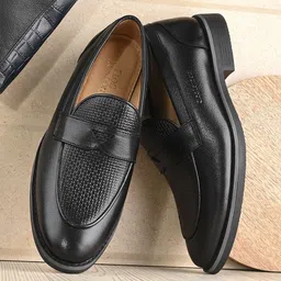 CLOG LONDON Men Textured Comfort Insole Leather Penny Loafers-11