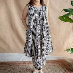 THE INDIAN ETHNIC CO The summer edit Printed Pure Cotton Tunic & Trouser Co-Ords-image-37