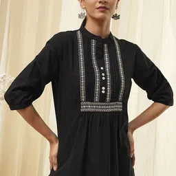 Biba Geometric Yoke Design Mandarin Collar Thread Work Short Kurta-picture-13