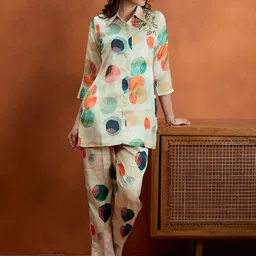 WOMEN PLUS Abstract Digitally Printed Shirt Collar Satin Tunic With Trousers-image-3