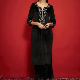 Shae by SASSAFRAS Women Embroidered Grandeur & Majestic Artwork Velvet Kurta-image-37