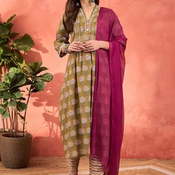 Shae by SASSAFRAS Floral Printed V-Neck Pleated Pure Cotton Kurta With Trousers & Dupatta-picture-47