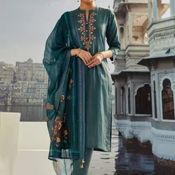 WOMEN PLUS Floral Embroidered Regular Thread Work Kurta With Trousers & Dupatta-picture-27
