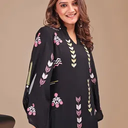 Tikhi Imli Embroidered Tunic With Trousers Co-Ords-image-19