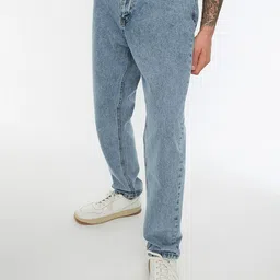 Trendyol Men Blue Pure Cotton Relaxed Fit Light Fade Stretchable Jeans-image-29