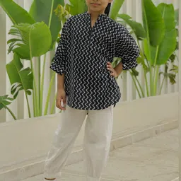 Hoshi by A&T Girls Printed Regular Pure Cotton Kurti with Trousers-image-87