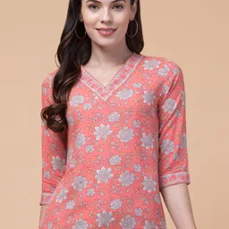 Hive91 Women Floral Printed V-Neck Three-Quarter Sleeves Top-image-38