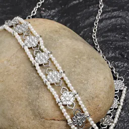 KARATCART Women Silver-Toned & White Embellished Kundan Handcrafted Hairband-image-38