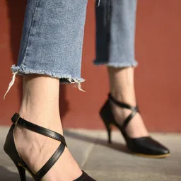 Shoetopia Black Solid Slim Heeled Sandals-18