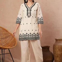 FASHOR Ethnic Motifs Embroidered V-Neck Pure Cotton Straight Kurti With Trousers-picture-7