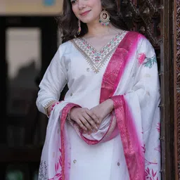 HETVI CREATION Ethnic Motifs Embroidered Sequinned Kurta with Trousers & Dupatta image 4