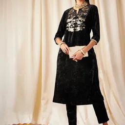 Shae by SASSAFRAS Floral Yoke Design Sequinned Velvet Straight Kurta-15