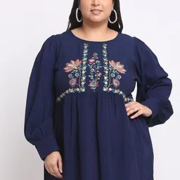 plusS Plus Size Floral Embroidered Top-picture-16